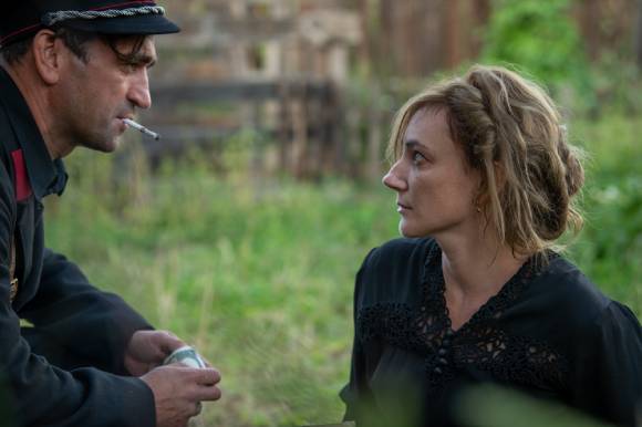 Emma and Deaths Head by Iveta Grófová, copyright: Anton Faraonov / PubRes